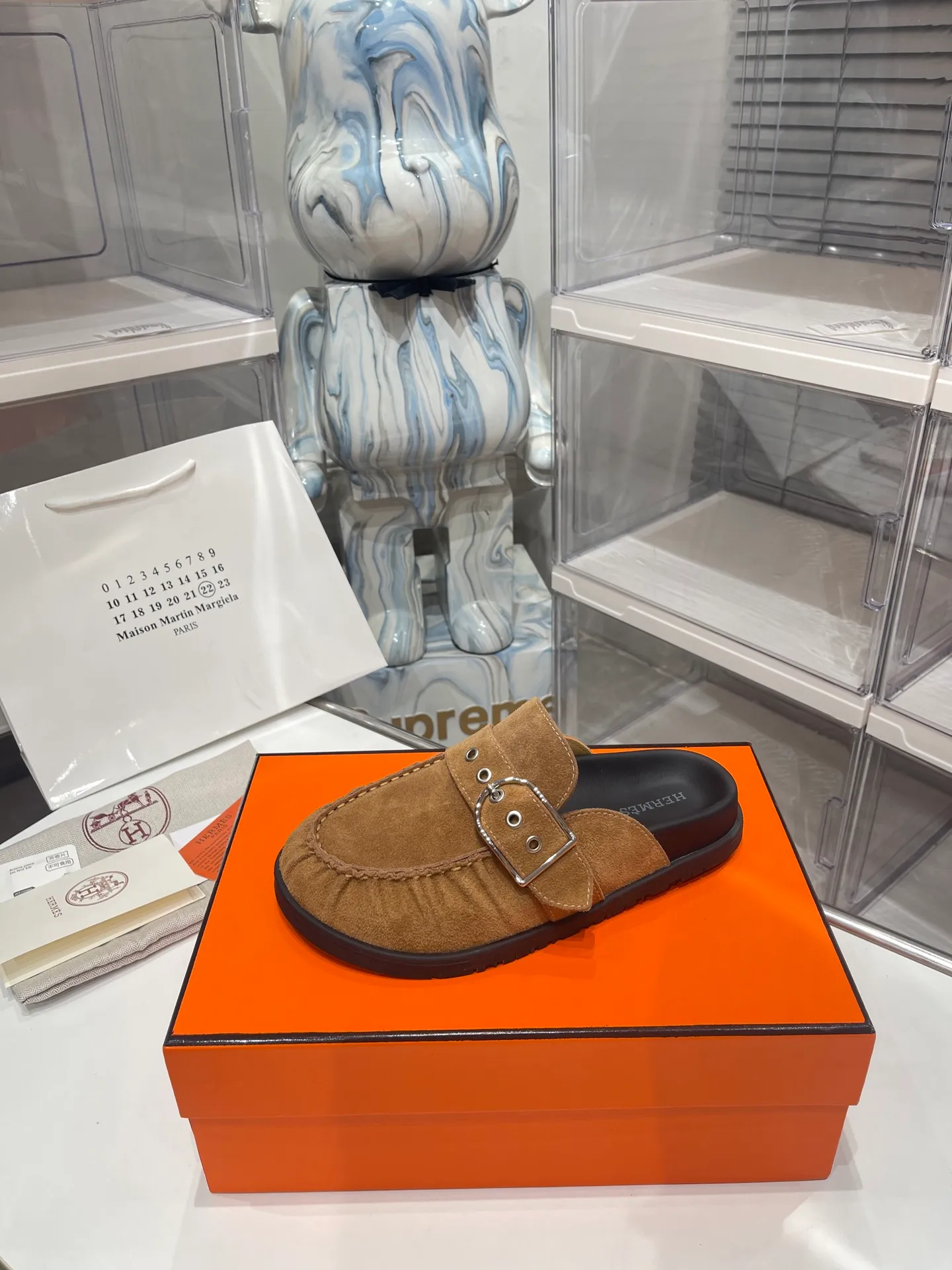 [H Family Hermès] P: 540💰 Size: Male 39-44 (45 46 customized) Female 35-40 (41 42 customized) HERMES Hermès latest kelly buckle couple style Birkenstock slippers, classic family language design! It looks good no matter how you match it! Casual and high-end feeling, the comfort is also great, paired with a variety of colorful socks, it gives a trendy and high-end feel ●Upper: imported cow suede ●Inner: imported sheepskin ●Foot pads: imported mixed sheepskin ●Outsole: Tpu non-slip and wear-resistant outsole